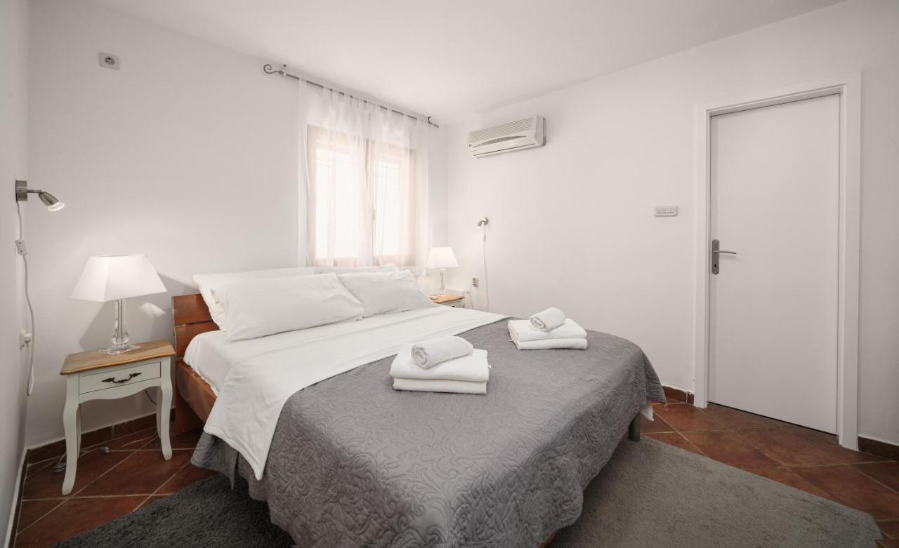 Heritage Residence In Center With Pool- Apartments Vodice Esterno foto